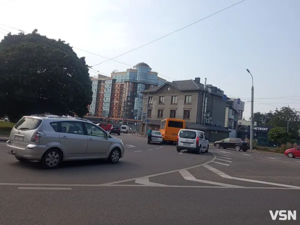 Рух ускладнено: біля «Яровиці» стукнулись Lada та маршрутка (фото, оновлено)