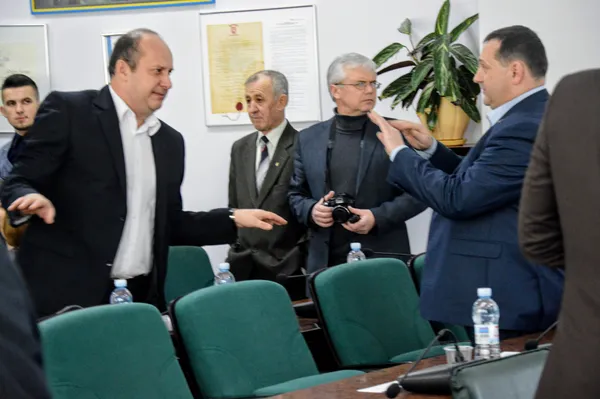 Заступник мера Андрій Киця та Олександр Козлюк  спілкувалися й кумедно жестикулювали...