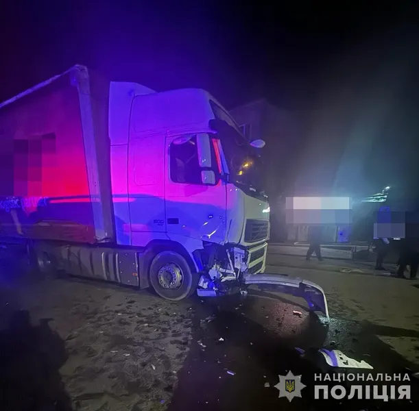 У Луцькому районі зіткнулися фура та легковик – постраждали жінка та дитина (фото)