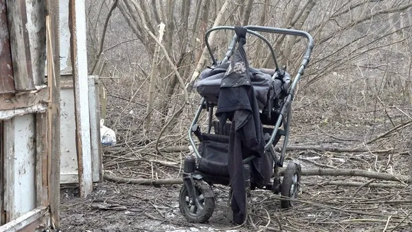 Двоє братів з Ковеля жили з жінкою та 5 дітьми в халабуді  біля Тернополя (фото, відео)