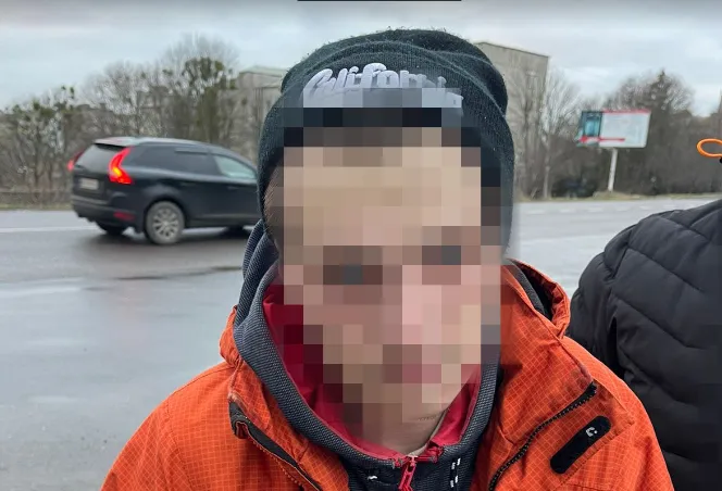 Знайшли майже 100 таблеток: підозрюваного в збуті наркотиків волинянина взяли під варту (фото)