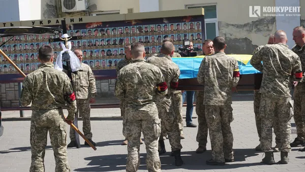 Сльози мужніх: Луцьк на колінах проводжав молодого Героя (фото, відео)
