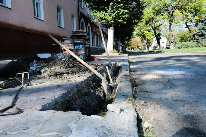 Доступніше: в Нововолинську пристосовують бордюри для колісних візків (фото)