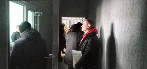 Десятки чоловіків стоять у черзі до Волинського терцентру, аби приєднатися до лав ЗСУ (відео)