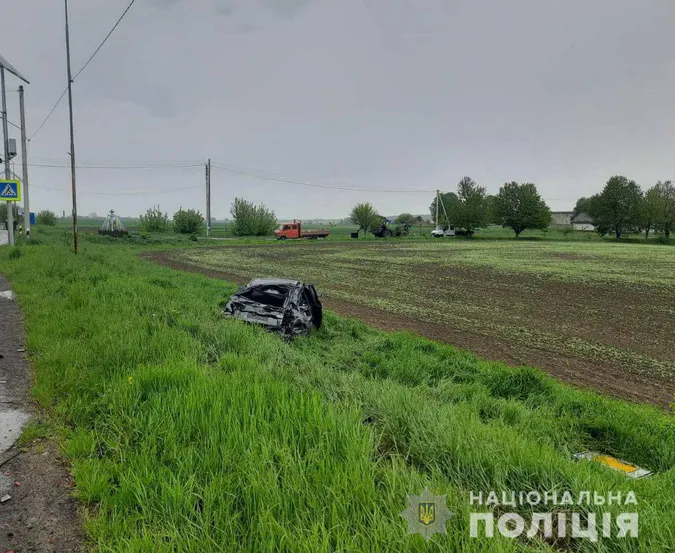 Аварія на трасі Луцьк-Львів: в легковику, яке злетіло в кювет, було немовля (фото)