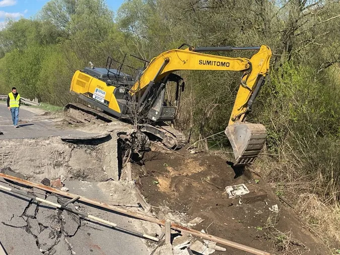 В обвалі мосту на трасі Луцьк-Львів звинуватили водіїв (фото)