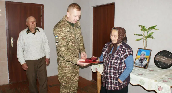 Батькам загиблого гвардійця з Оленівки вручили орден «За мужність» (фото)
