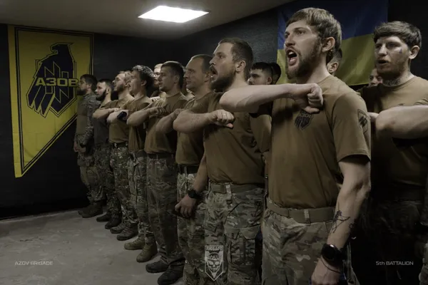 «За відвагу в службі» та «За доблесну службу»: бійцям АЗОВу вручили почесні нагороди (фото)