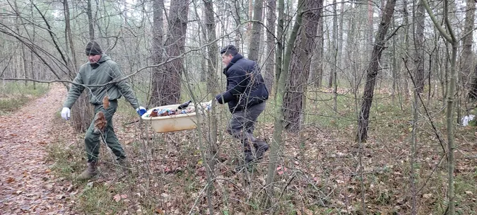 З лісу на Волині вивезли 8 величезних причепів сміття (фото)
