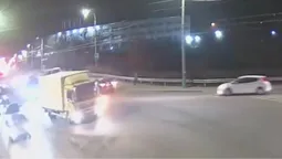 У Луцьку на Ковельській вантажівка влетіла у легковик (відео)