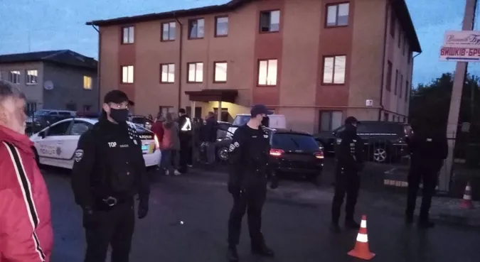 У Луцьку водій автомобіля протаранив паркан,  влетів на парковку і зачинився у авто