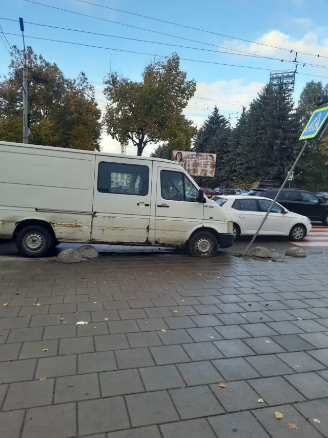 У Луцьку сталась аварія біля меморіалу: бус влетів у знак (фото)