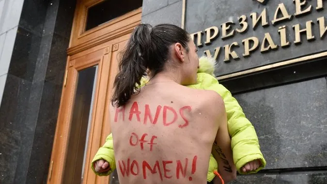 Роздягнулись догола: активістки Femen вимагали скасувати військовий облік жінок (фото)