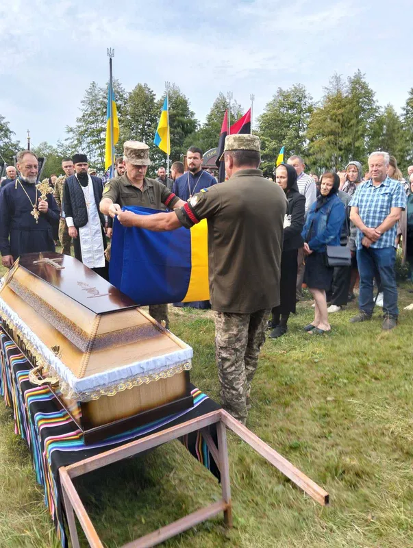 На Волині громада попрощалася з загиблим на Донеччині захисником Андрієм Денисюком