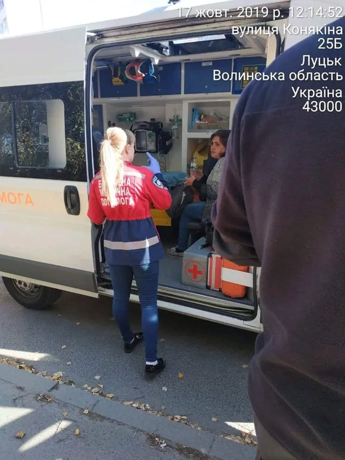 У Луцьку муніципали допомогли жінці, яка впала і забилася на переході (фото)