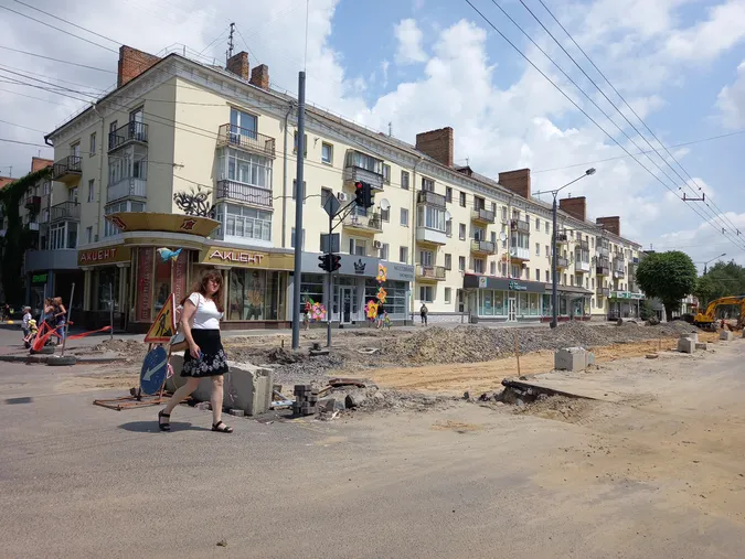 Знімають бруківку із тротуарів: що коїться на проспекті Волі у Луцьку (фото)