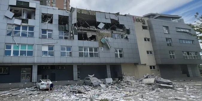 Повторний обстріл Києва: уламки впали на медцентр, є загиблі і поранені (фото)