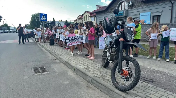 «Батьки, обирайте відповідальність»: у Шацьку закликали не садити дітей на мотоцикли (фото, відео)