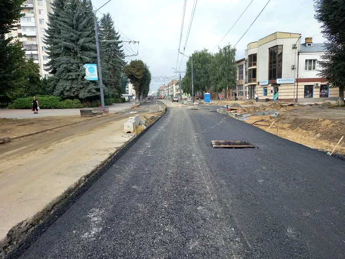 Заасфальтували нові відрізки дороги: що коїться на проспекті Волі у Луцьку (фото)