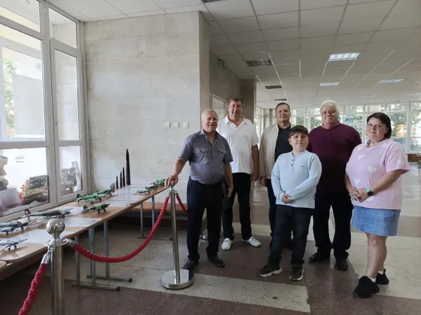 Легендарна «Мрія» в мініатюрі: школяр з Горохівщини презентував у Луцьку колекцію літаків (фото)