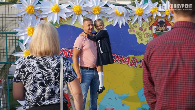 Квіти, дзвоники і діти: як у Луцькому ліцеї №9 відзначили 1 вересня (фото)