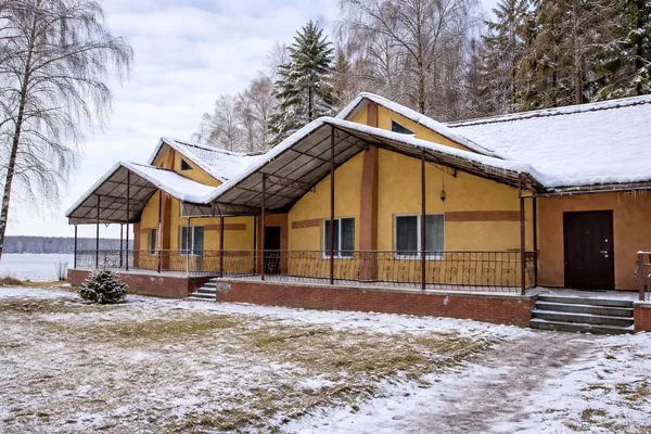 Будинки між дерев і вихід до води: за 40 кілометрів від Луцька продають базу відпочинку (фото)