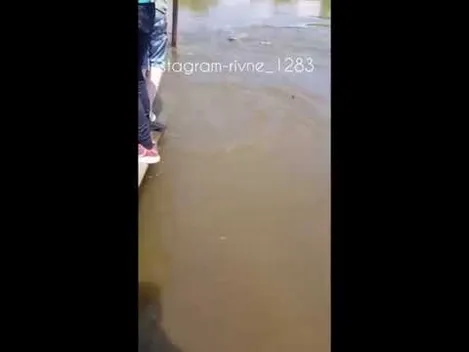 На Рівненщині двоє лучан каталися на човні і зачепилися за натягнений трос (ВІДЕО 18+)