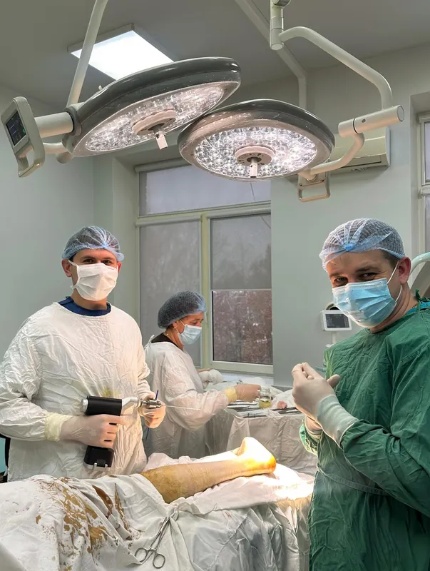 З тазу – в п’ятки: у Володимирі хірурги «пересадили» пацієнту його ж кістку (фото)