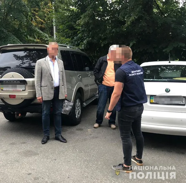 На хабарі в 1,5 мільйона доларів затримали топ-чиновників держпідприємства (фото)