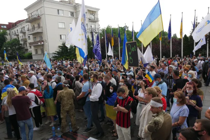 Прихильники Порошенка прийшли до Зеленського (фото)