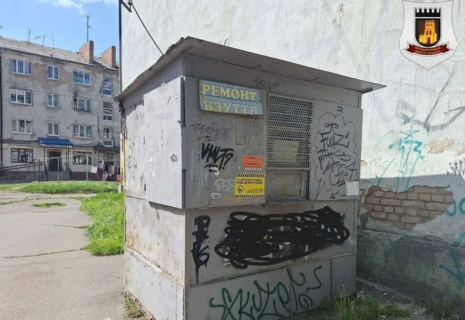 У Луцьку знесуть незаконну будку і стовпчики (фото)