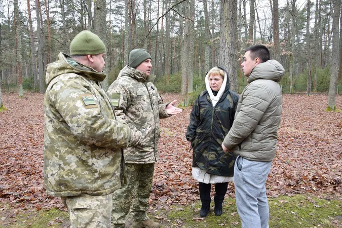 На Волині силовики і місцеві жителі облаштовують фортифікаційні споруди (фото)