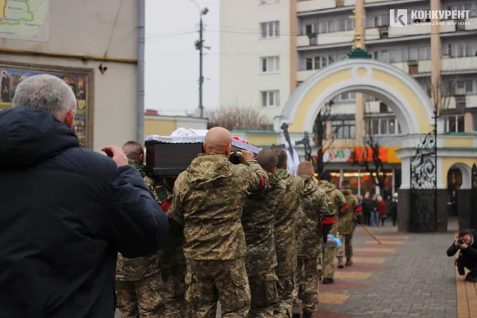 У Луцьку на колінах попрощалися зі ще одним загиблим Героєм (фото)