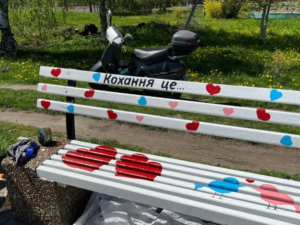 На кожній – унікальне зображення: у Ковелі розмалювали лавки (фото, відео)