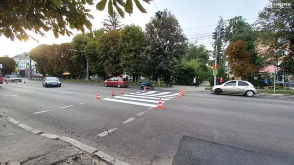 У Луцьку на Перемоги оновлюють розмітку – утворився затор (фото)