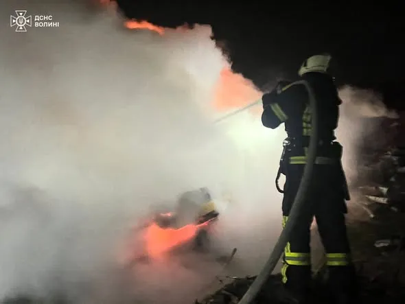 На Волині загасили дві пожежі – горіли дошки та господарська споруда (фото)