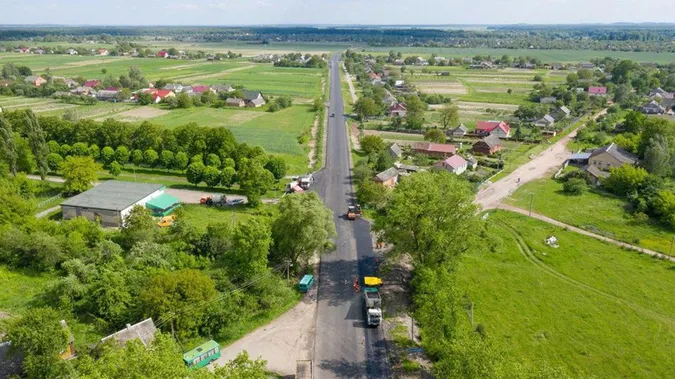 На дорозі Ковель-Жовква асфальтують з’їзди: рух у Литовежі ускладнений (фото)