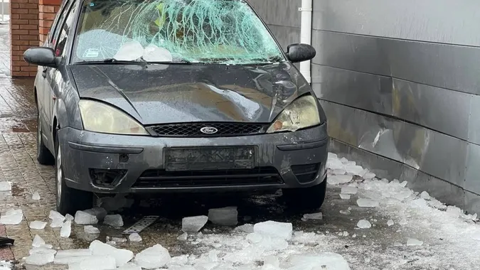 Небезпечна відлига: у центрі Луцька брила криги розтрощила автомобіль (фото)