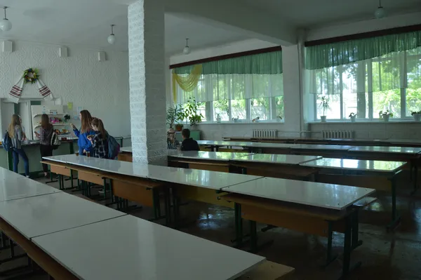 Діти в черзі за шкільними булочками