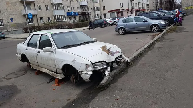 У Луцьку біля головного корпусу СНУ лишили автівку після ДТП? (фото)