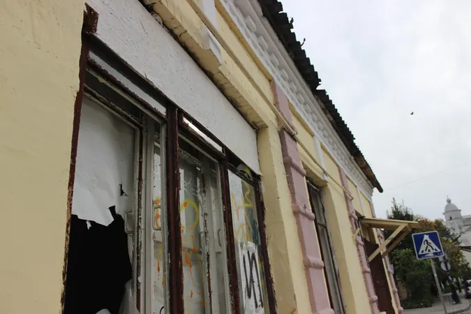 Луцьк: в будинку у Старому місті знову поселилися безхатьки (фото)