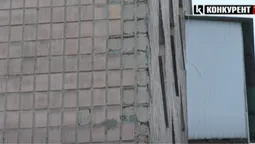 Плитка летить на машини: на проспекті Волі у Луцьку «розсипається» будинок (відео)