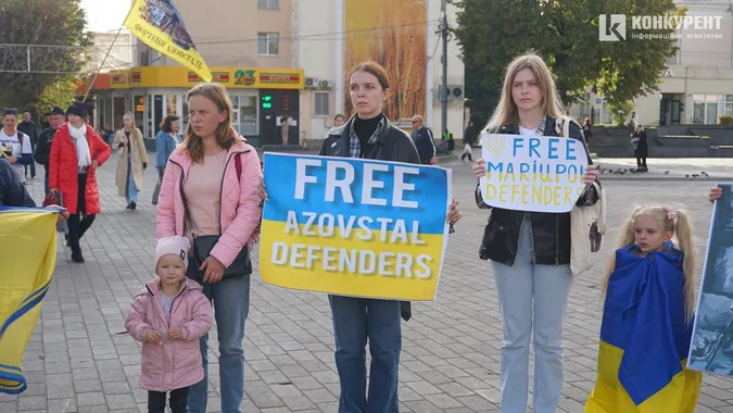«Волю захисникам Маріуполя»: у Луцьку сім'ї полонених влаштували акцію (фото)