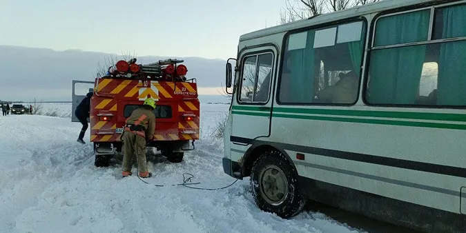 У Луцькому районі автобус з пасажирами та легковик застрягли у заметі (фото)