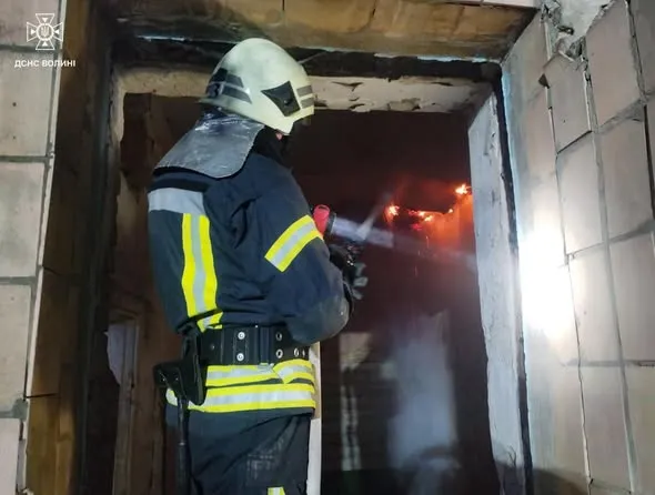 У Рожищі невідомі влаштували пожежу у покинутій будівлі (фото)