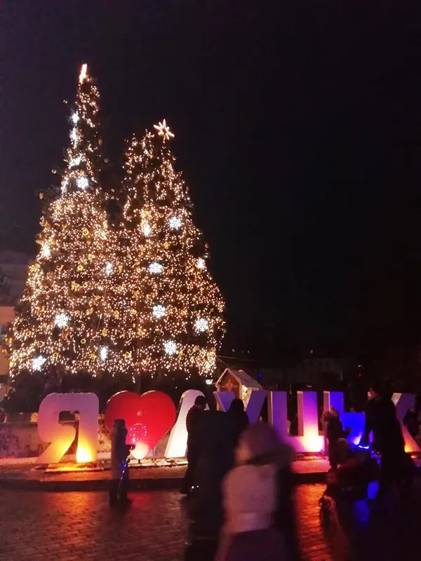 У Луцьку з'явилась нова оригінальна ілюмінація (фото)
