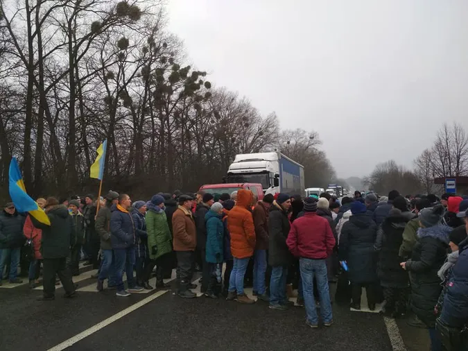 Біля Новосілок на Волині перекрили дорогу (фото)
