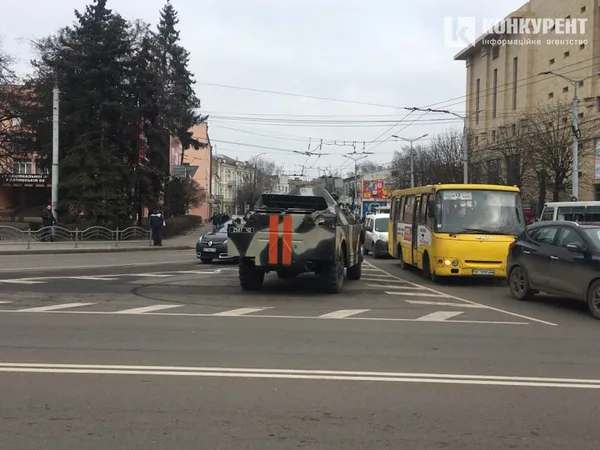Посеред Луцька припаркувався броньовик (фото)