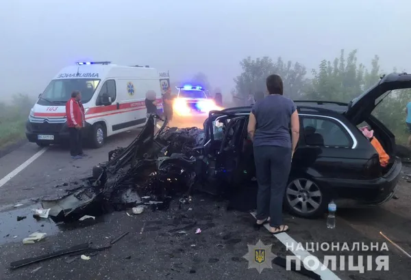 Семеро людей – в лікарні: біля Луцька зіткнулися BMW і Renault Trafic (фото)