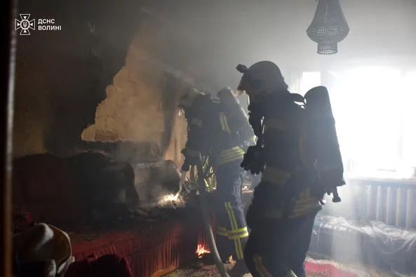 У Луцьку рятувальники винесли з пожежі літню жінку (фото)